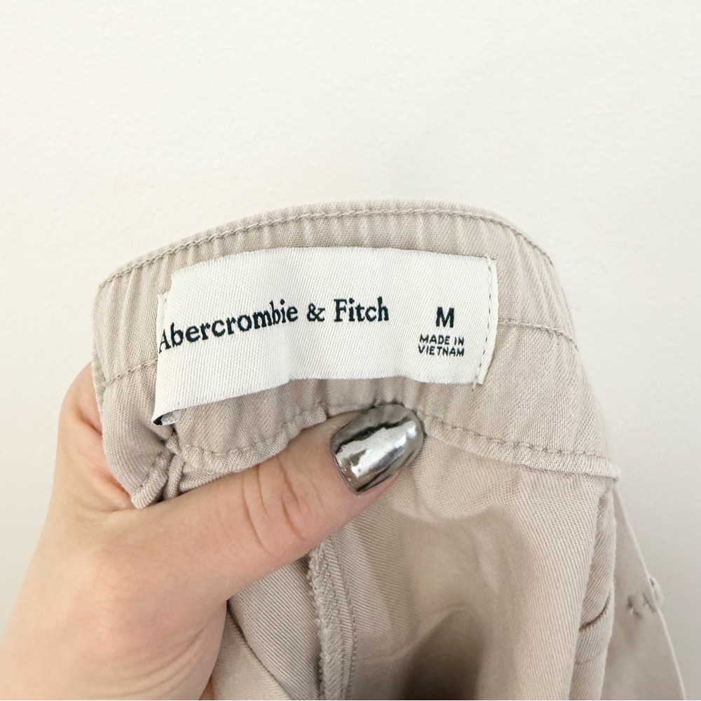 Abercrombie & Fitch Tailored Pleated Shorts Beige - Picture 6 of 6